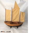 Modell av tvåsegel-båt från 1700-talet