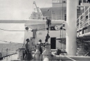 Arbete med kran ombord okänt fartyg