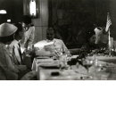Passagerare och befäl vid middagsbordet omboord KUNGSHOLM