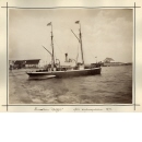 Sett från sidan, vid kaj (akterförtöjd) i en hamn. "Efter vinterexpeditionen 1891.."