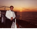 Curt Dawe poserar på däck i solnedgången