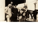 Kapten Gunnar Anderberg i sällskap med passagerare